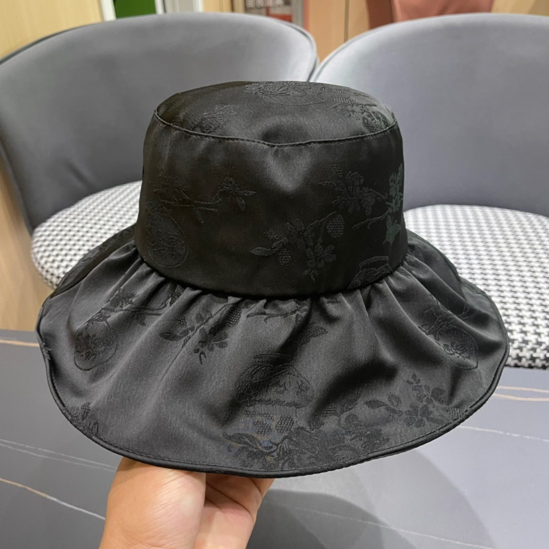 
MONCLER蒙口🎩2025春新款高品质渔夫帽
超仙，超火爆💖质感很赞，出街超好搭配！时尚潮流！快快入