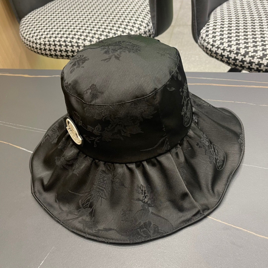 
MONCLER蒙口🎩2025春新款高品质渔夫帽
超仙，超火爆💖质感很赞，出街超好搭配！时尚潮流！快快入