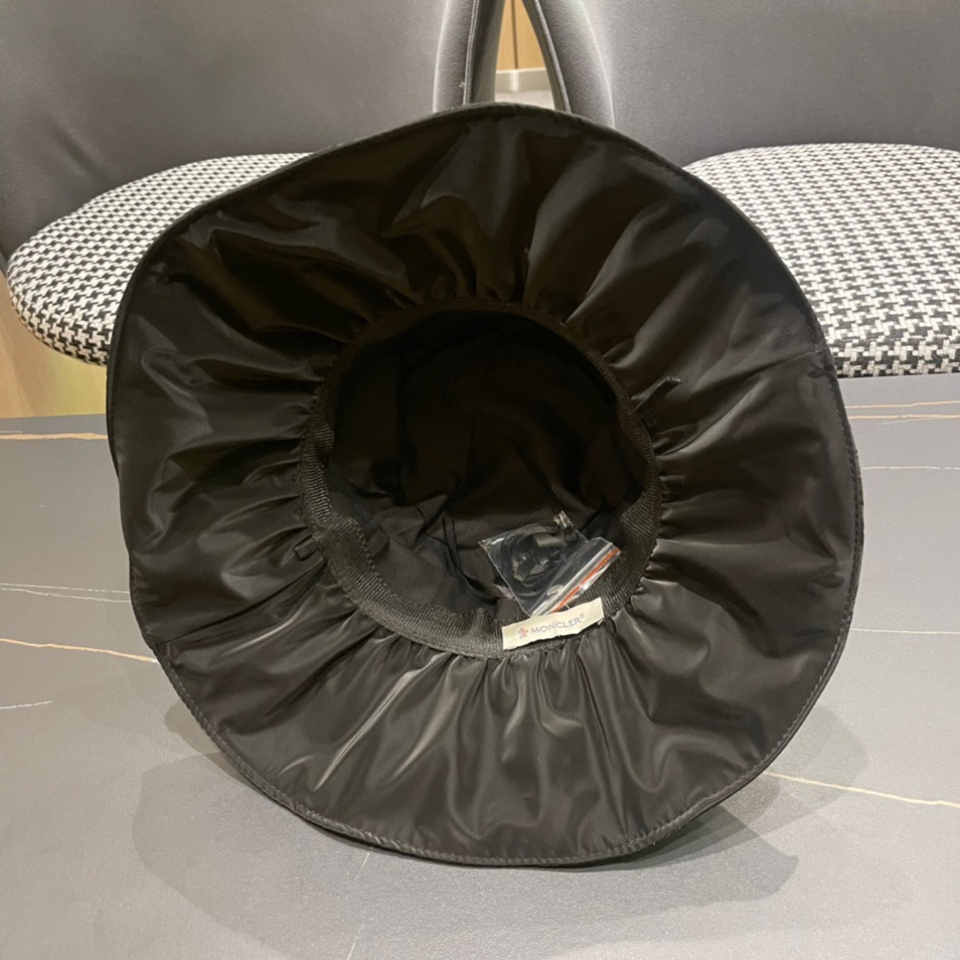 
MONCLER蒙口🎩2025春新款高品质渔夫帽
超仙，超火爆💖质感很赞，出街超好搭配！时尚潮流！快快入