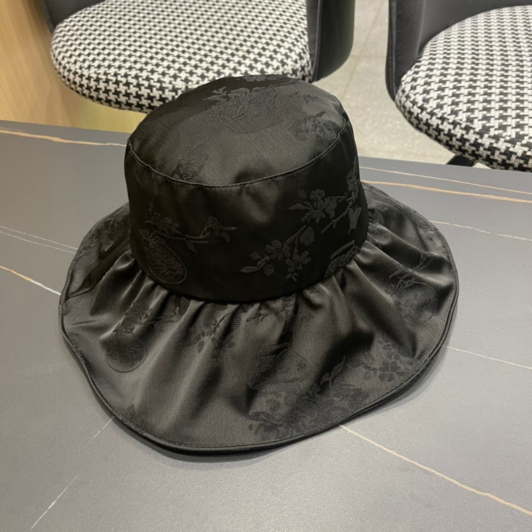 
MONCLER蒙口🎩2025春新款高品质渔夫帽
超仙，超火爆💖质感很赞，出街超好搭配！时尚潮流！快快入