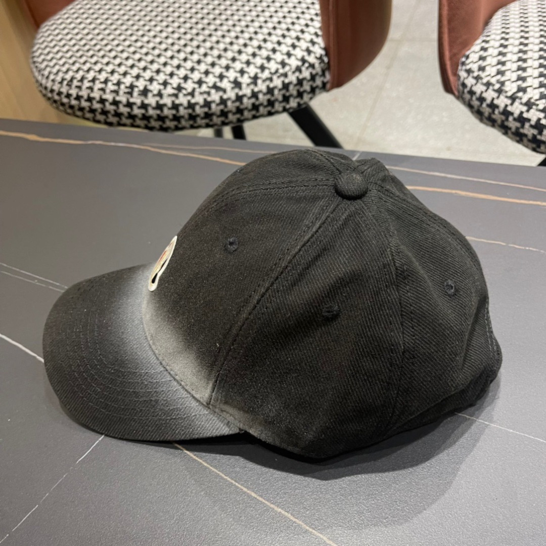 
Moncler蒙口经典棒球帽，经典流行款，原版帆布料轻盈透气！质量超赞，基础头围56，贴片可调节。