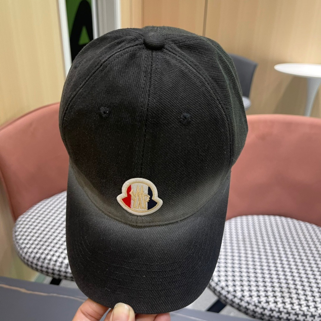 
Moncler蒙口经典棒球帽，经典流行款，原版帆布料轻盈透气！质量超赞，基础头围56，贴片可调节。