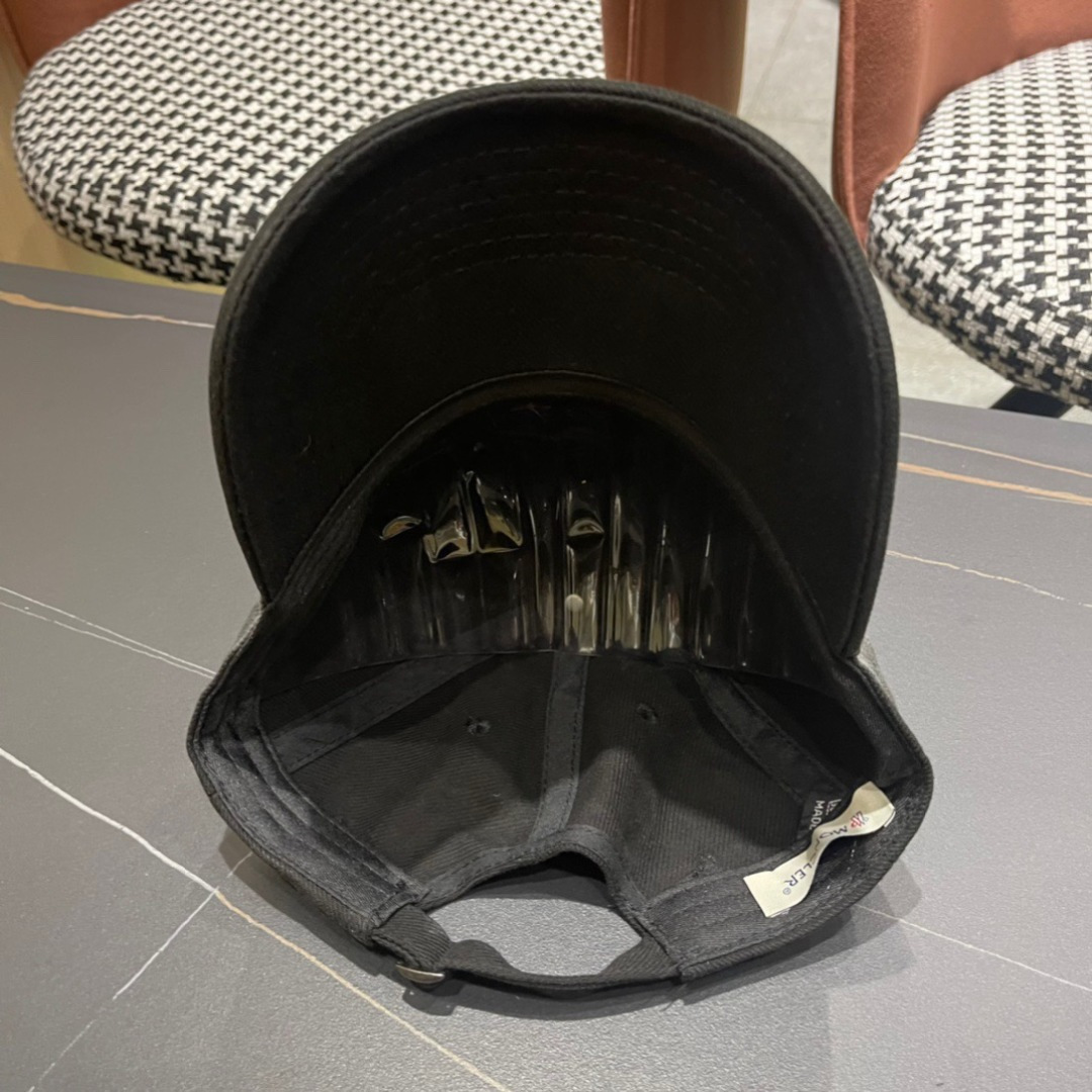 
Moncler蒙口经典棒球帽，经典流行款，原版帆布料轻盈透气！质量超赞，基础头围56，贴片可调节。