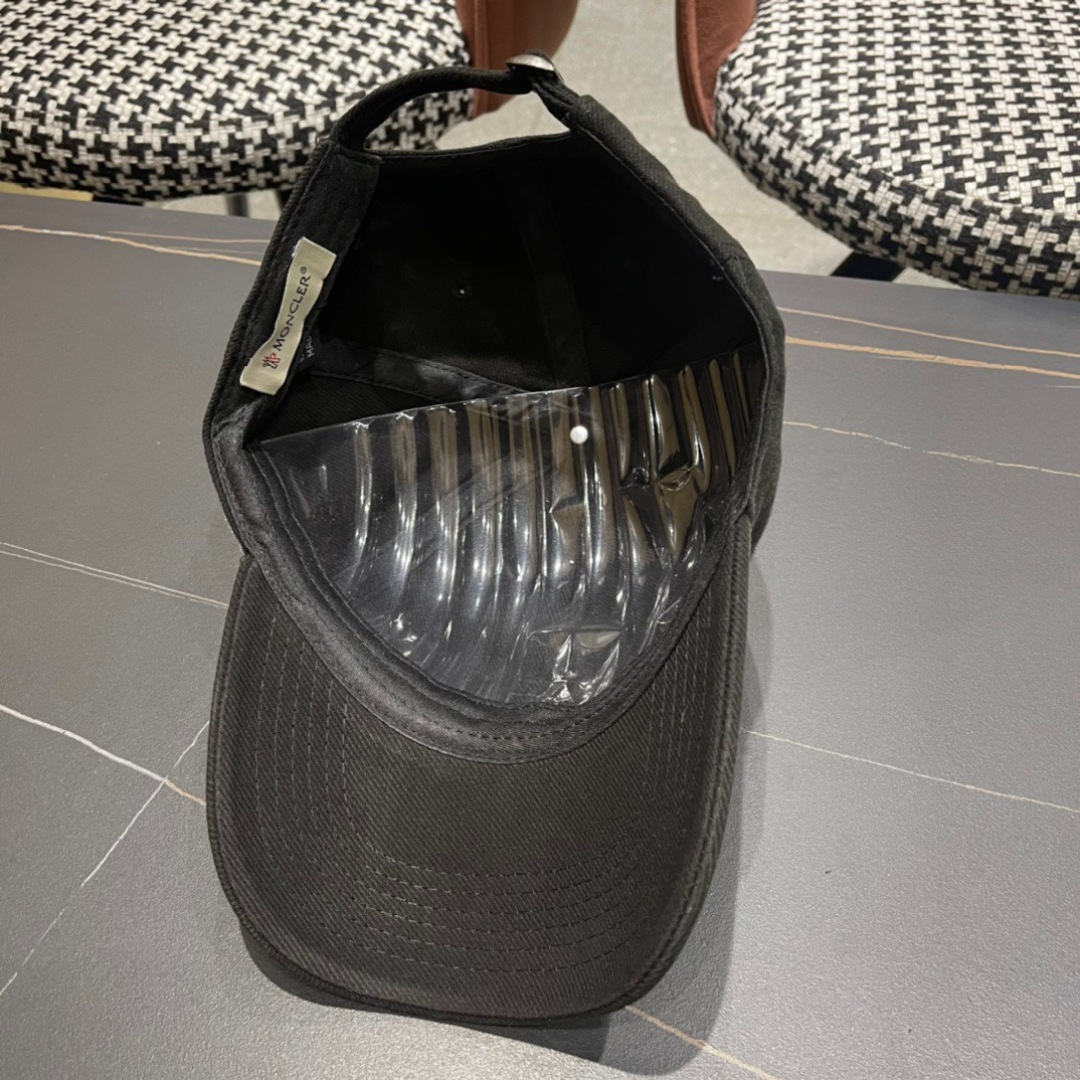 
Moncler蒙口经典棒球帽，经典流行款，原版帆布料轻盈透气！质量超赞，基础头围56，贴片可调节。