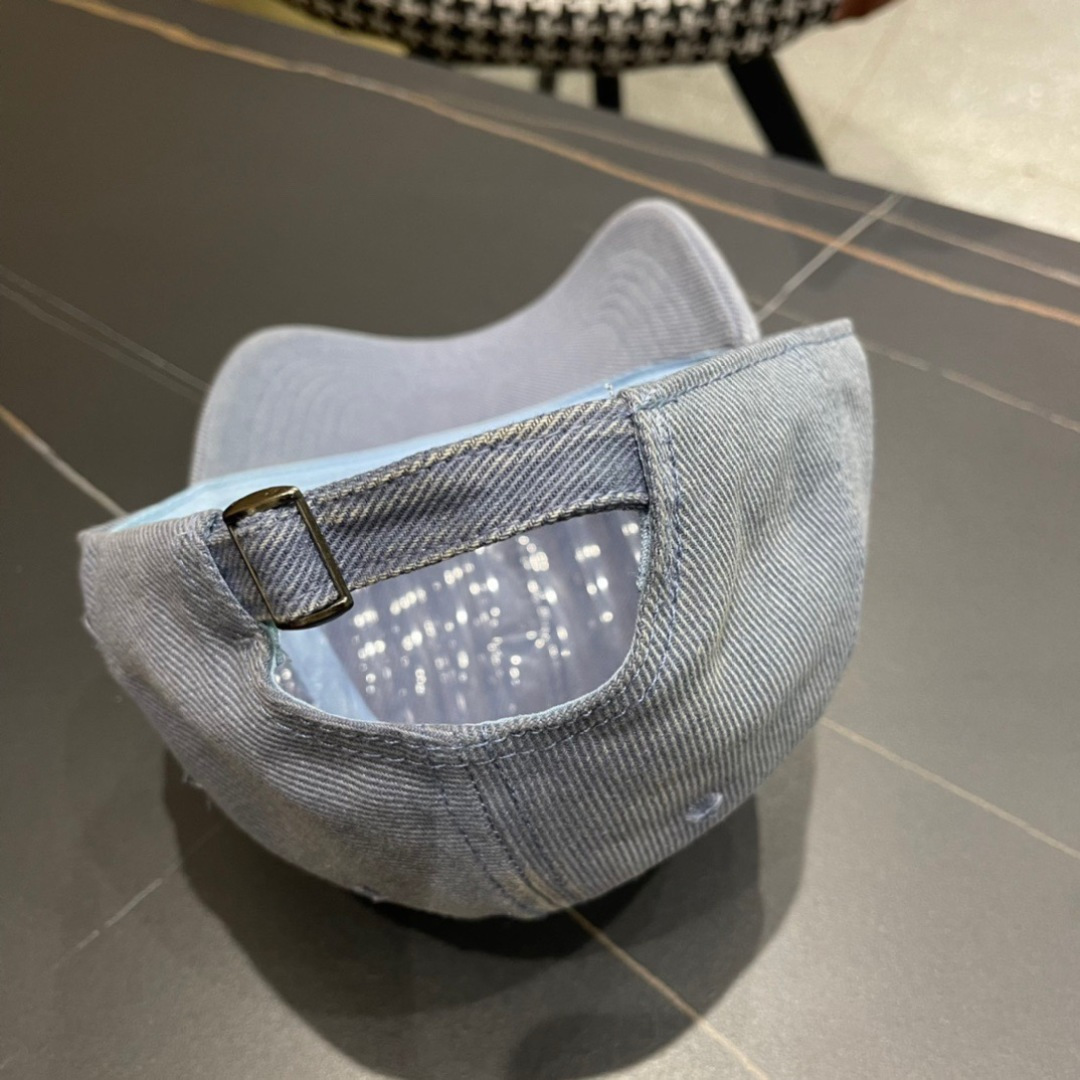 
Moncler蒙口经典棒球帽，经典流行款，原版帆布料轻盈透气！质量超赞，基础头围56，贴片可调节。