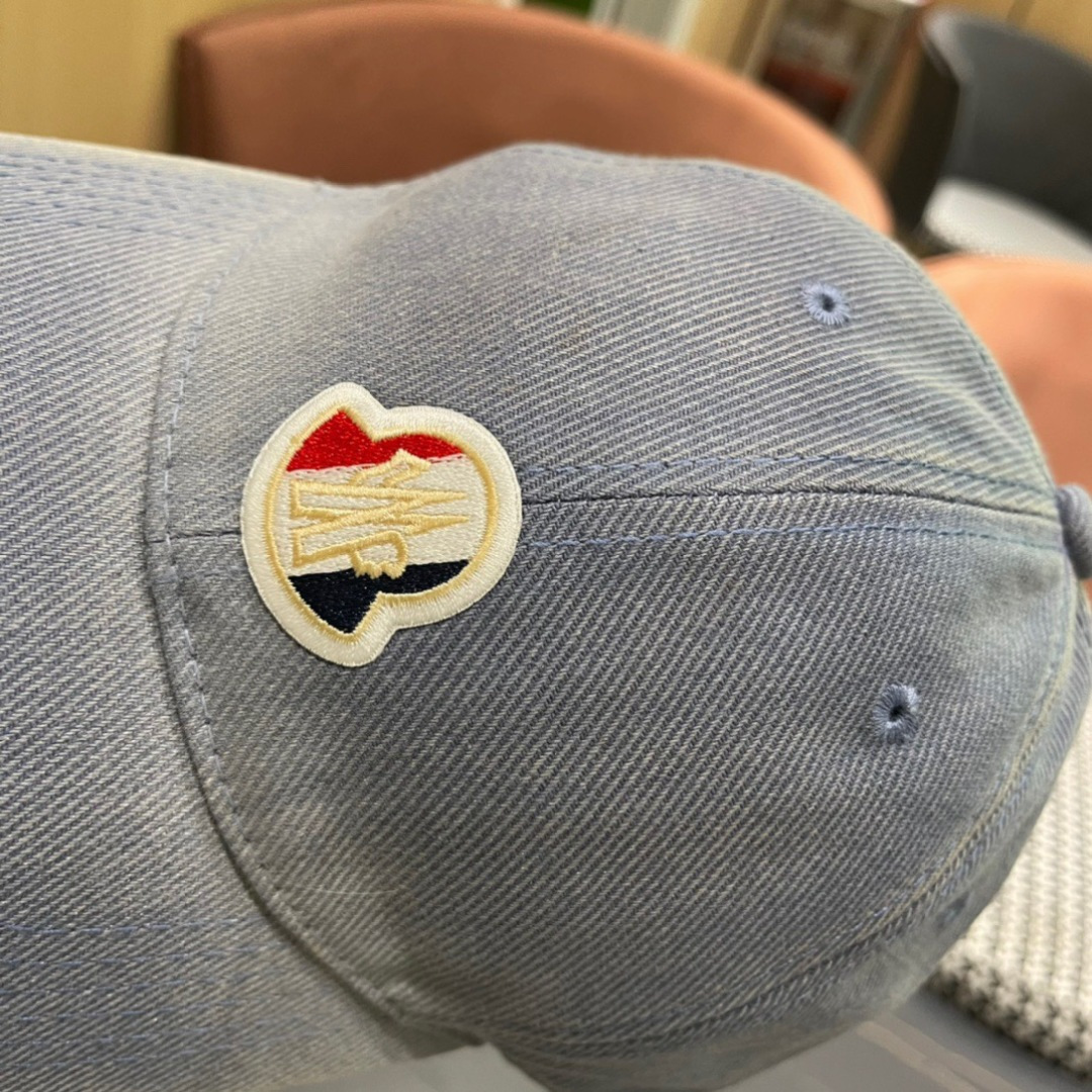 
Moncler蒙口经典棒球帽，经典流行款，原版帆布料轻盈透气！质量超赞，基础头围56，贴片可调节。