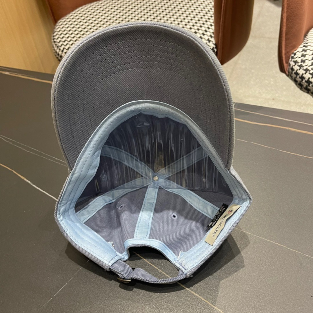 
Moncler蒙口经典棒球帽，经典流行款，原版帆布料轻盈透气！质量超赞，基础头围56，贴片可调节。