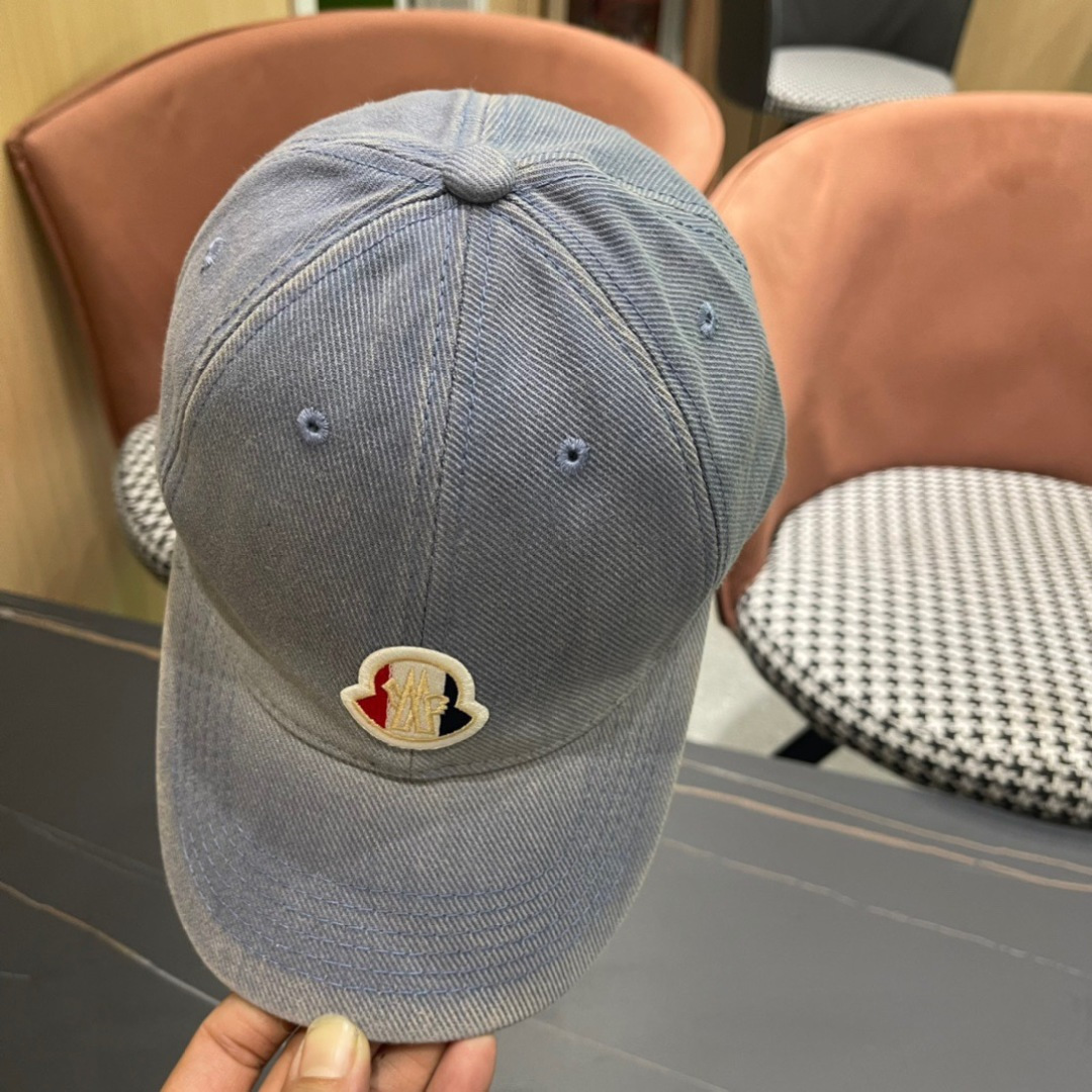 
Moncler蒙口经典棒球帽，经典流行款，原版帆布料轻盈透气！质量超赞，基础头围56，贴片可调节。