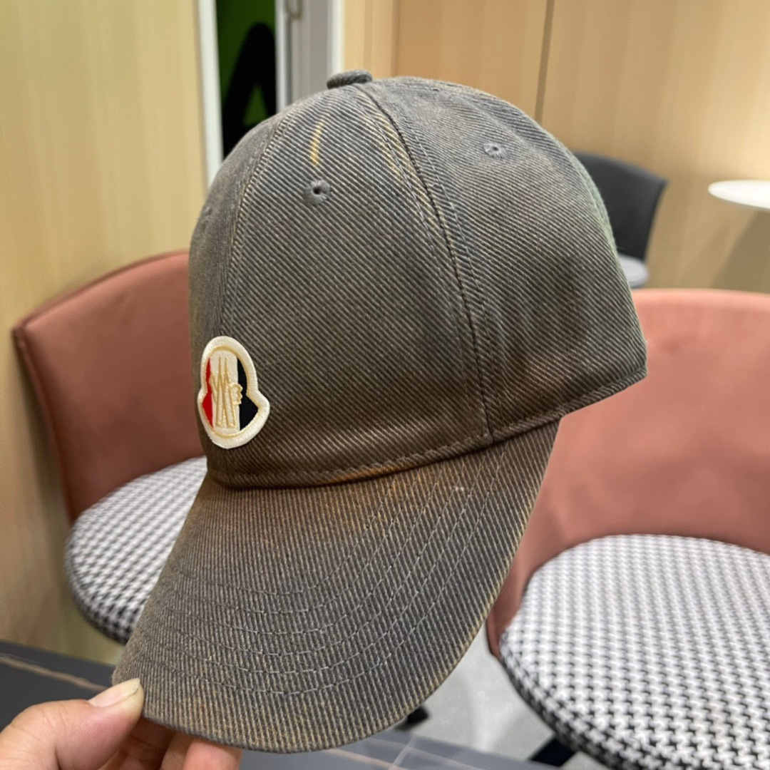 
Moncler蒙口经典棒球帽，经典流行款，原版帆布料轻盈透气！质量超赞，基础头围56，贴片可调节。