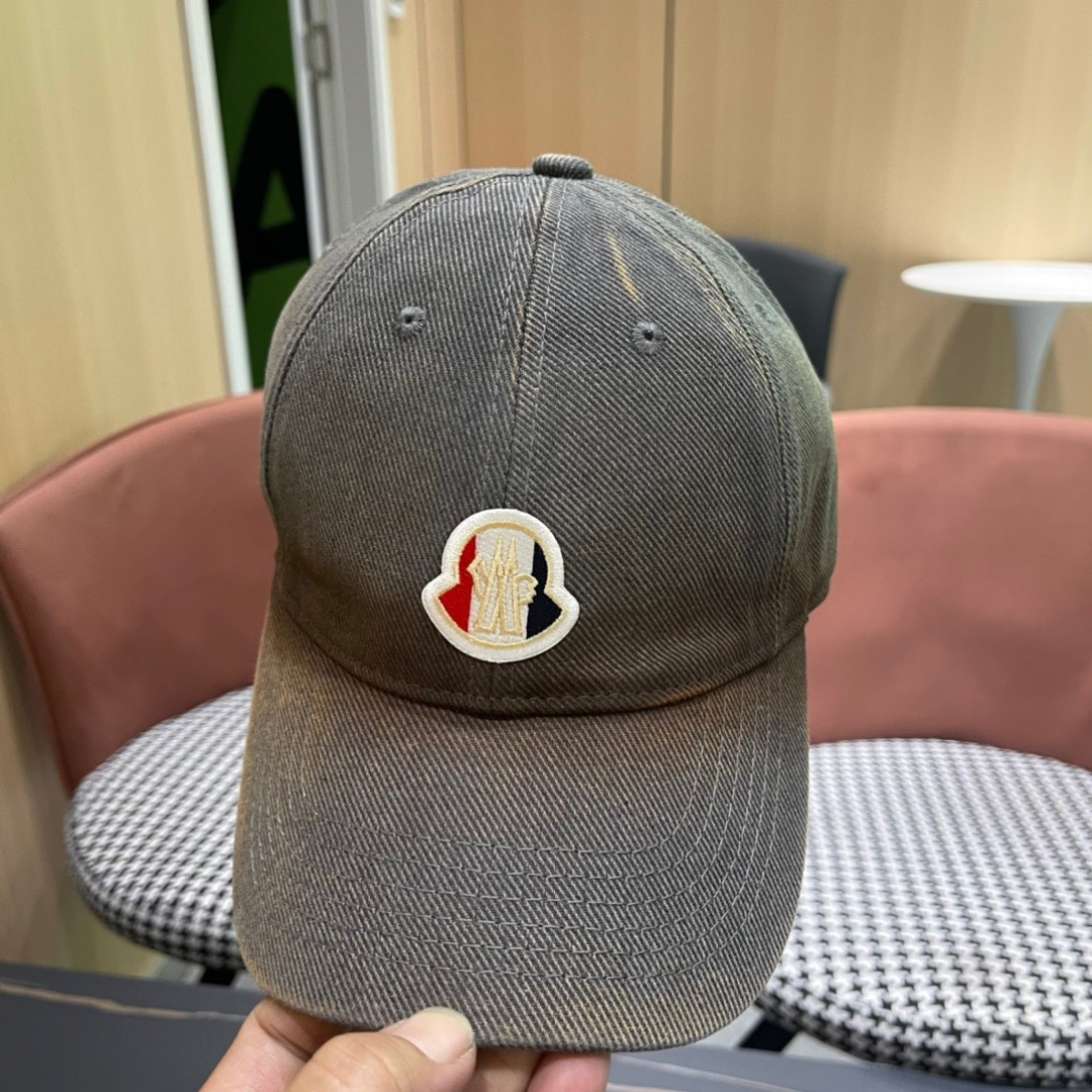 
Moncler蒙口经典棒球帽，经典流行款，原版帆布料轻盈透气！质量超赞，基础头围56，贴片可调节。