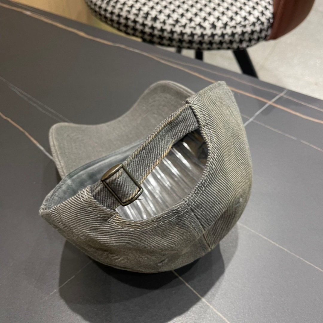 
Moncler蒙口经典棒球帽，经典流行款，原版帆布料轻盈透气！质量超赞，基础头围56，贴片可调节。