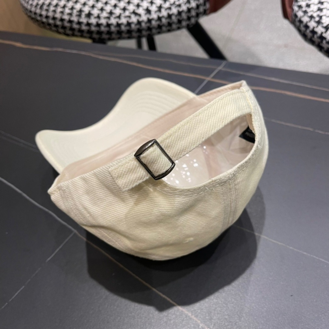 
Moncler蒙口经典棒球帽，经典流行款，原版帆布料轻盈透气！质量超赞，基础头围56，贴片可调节。