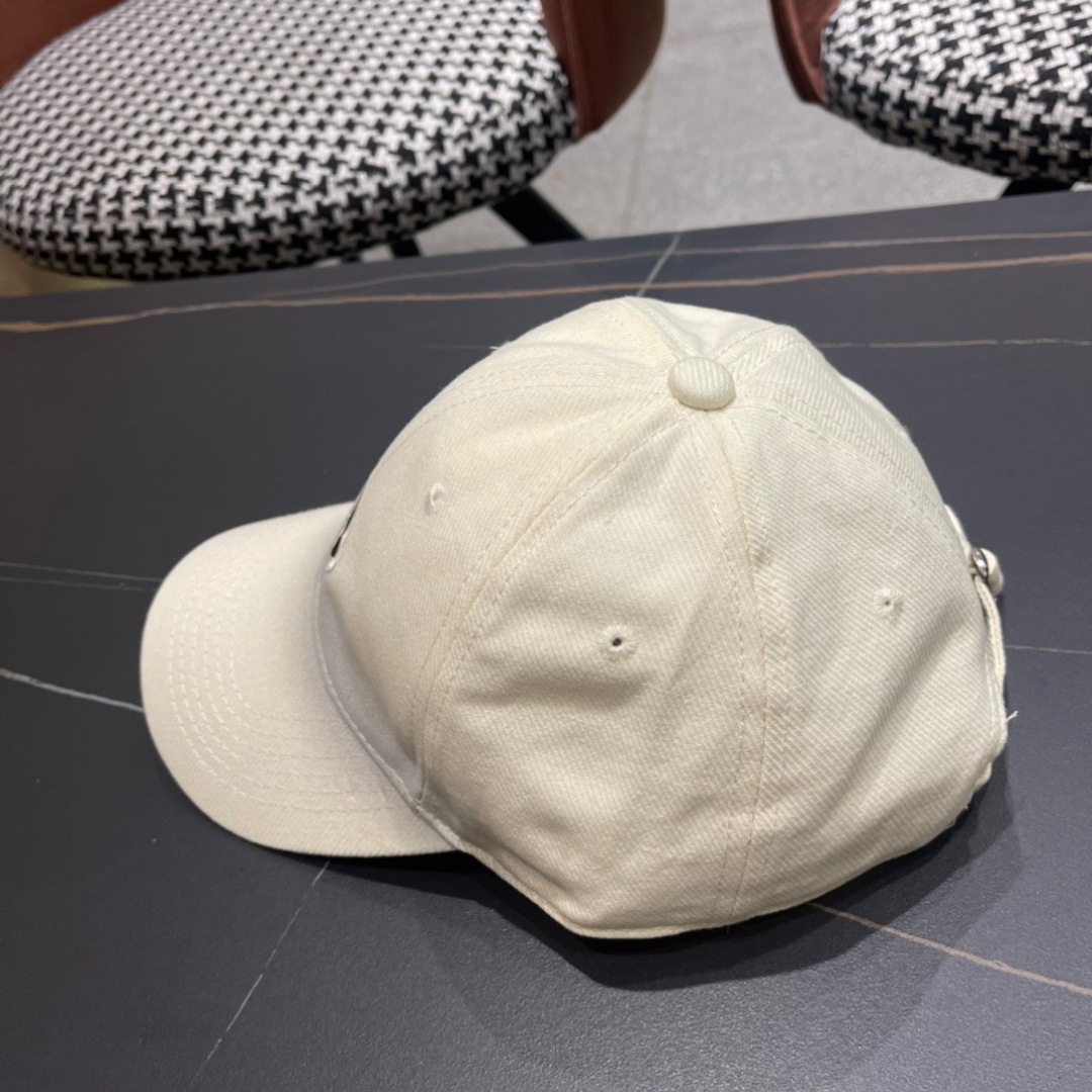 
Moncler蒙口经典棒球帽，经典流行款，原版帆布料轻盈透气！质量超赞，基础头围56，贴片可调节。