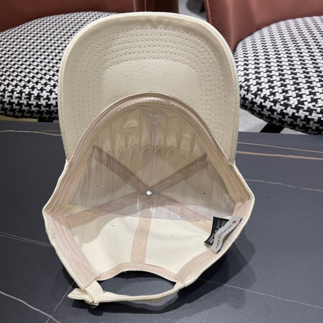 
Moncler蒙口经典棒球帽，经典流行款，原版帆布料轻盈透气！质量超赞，基础头围56，贴片可调节。