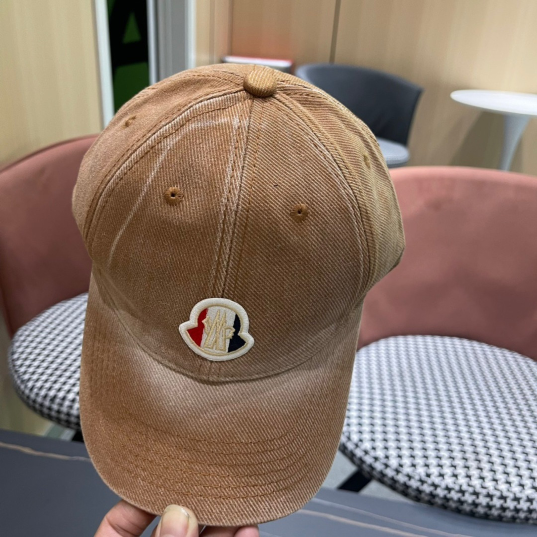 
Moncler蒙口经典棒球帽，经典流行款，原版帆布料轻盈透气！质量超赞，基础头围56，贴片可调节。