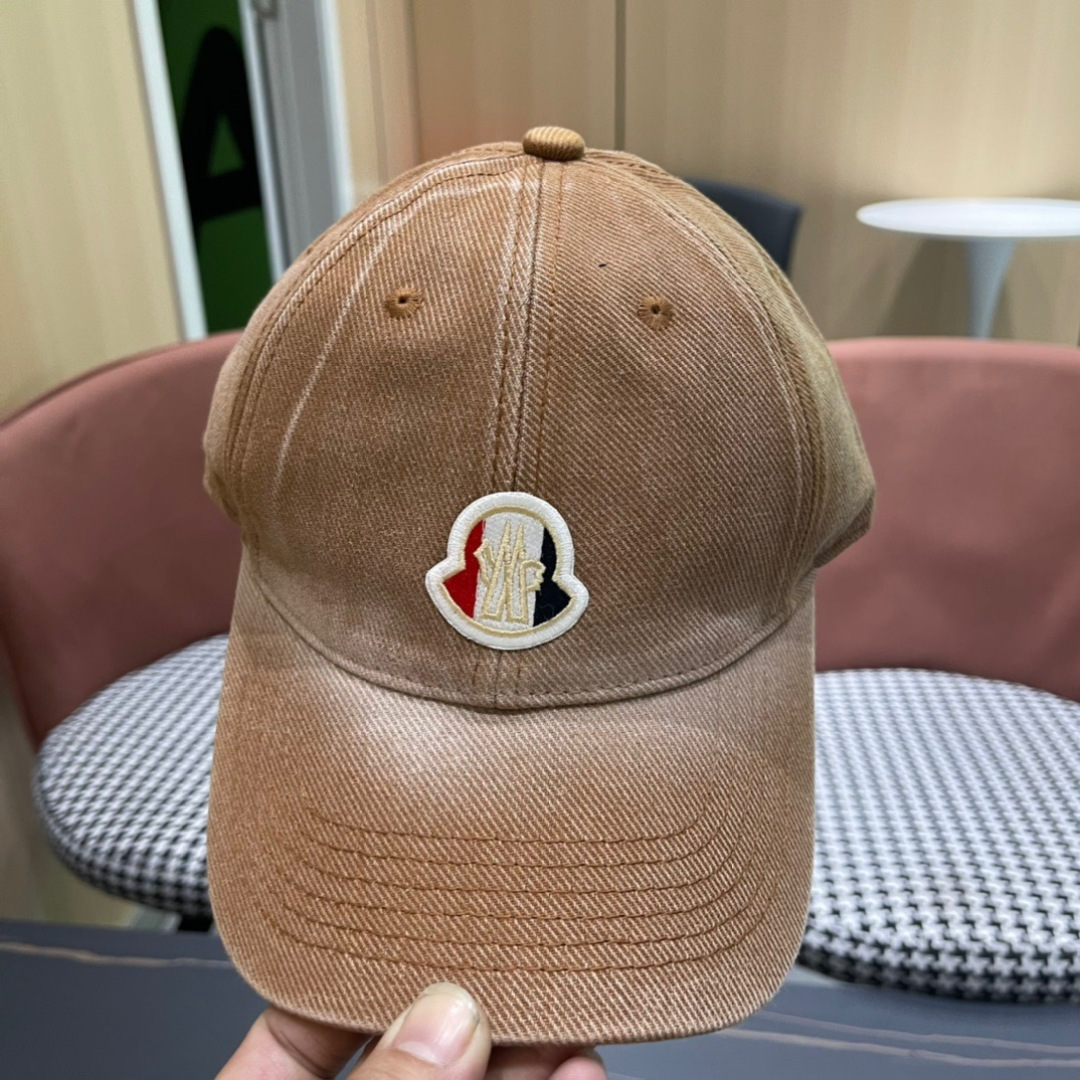 
Moncler蒙口经典棒球帽，经典流行款，原版帆布料轻盈透气！质量超赞，基础头围56，贴片可调节。