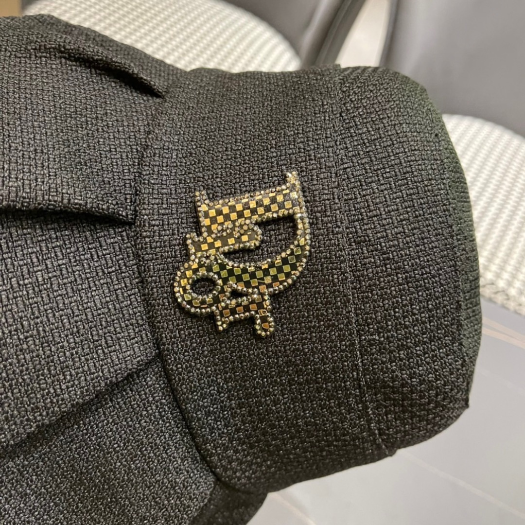  b迪奥Dior👒最新迪奥logo渔夫帽，防晒指数超高，特别显脸小，有型不软塌，可随意折叠，携带方便🤗