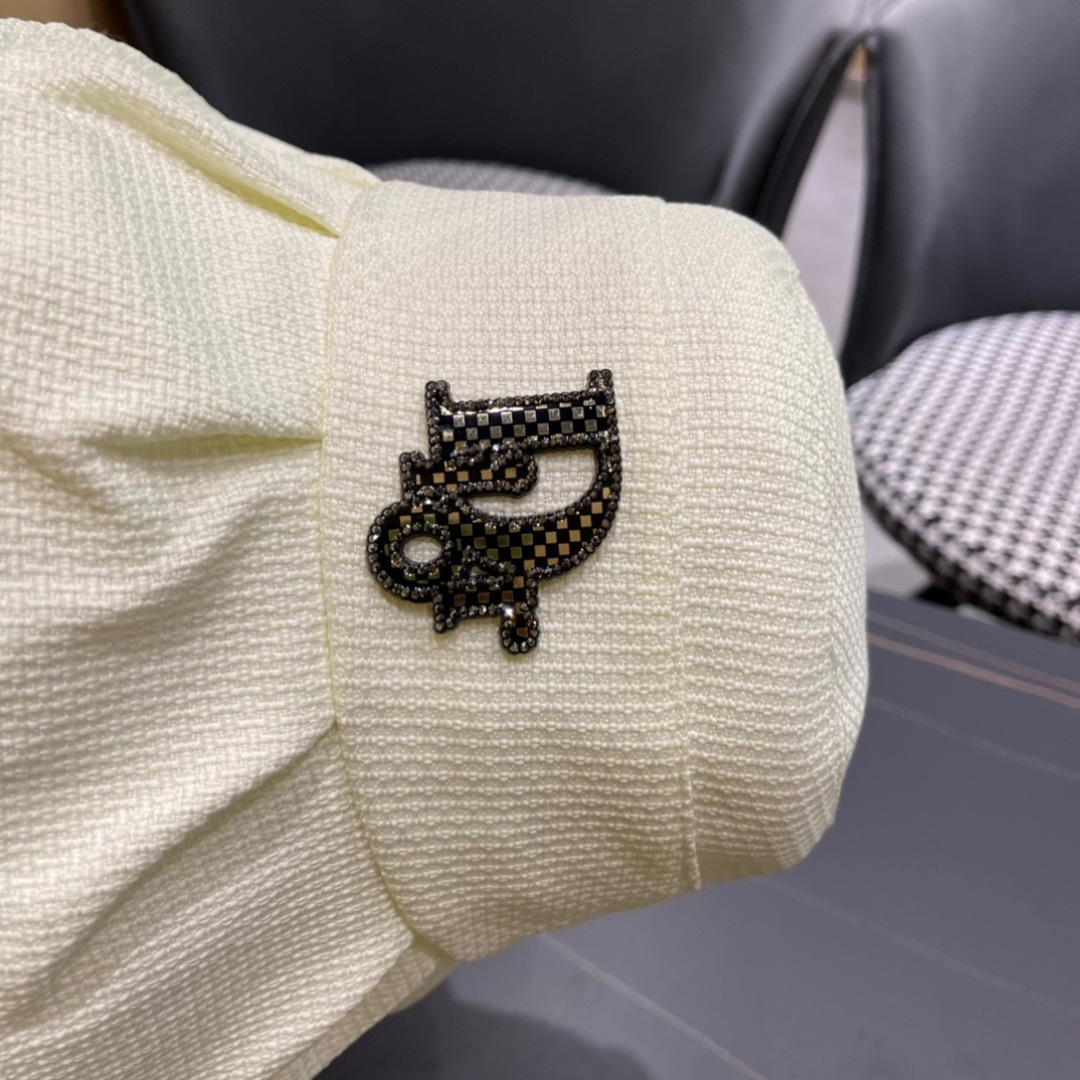  b迪奥Dior👒最新迪奥logo渔夫帽，防晒指数超高，特别显脸小，有型不软塌，可随意折叠，携带方便🤗