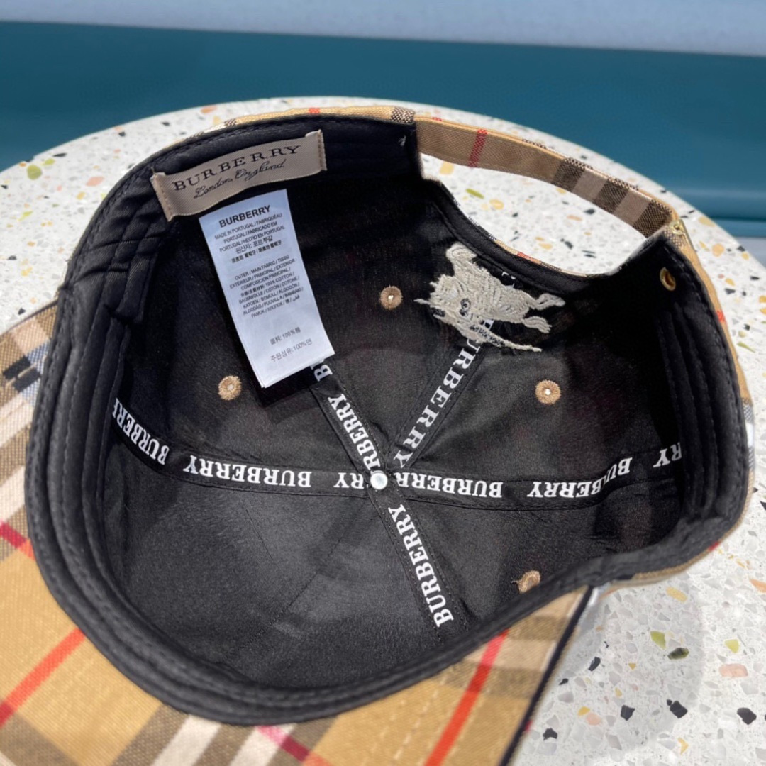 巴宝莉棒球帽🧢Burberry棒球帽♥️原单棒球帽🧢TB棒球帽，做工非常精致👍简约大气👈🏻👍休闲时尚👩潮