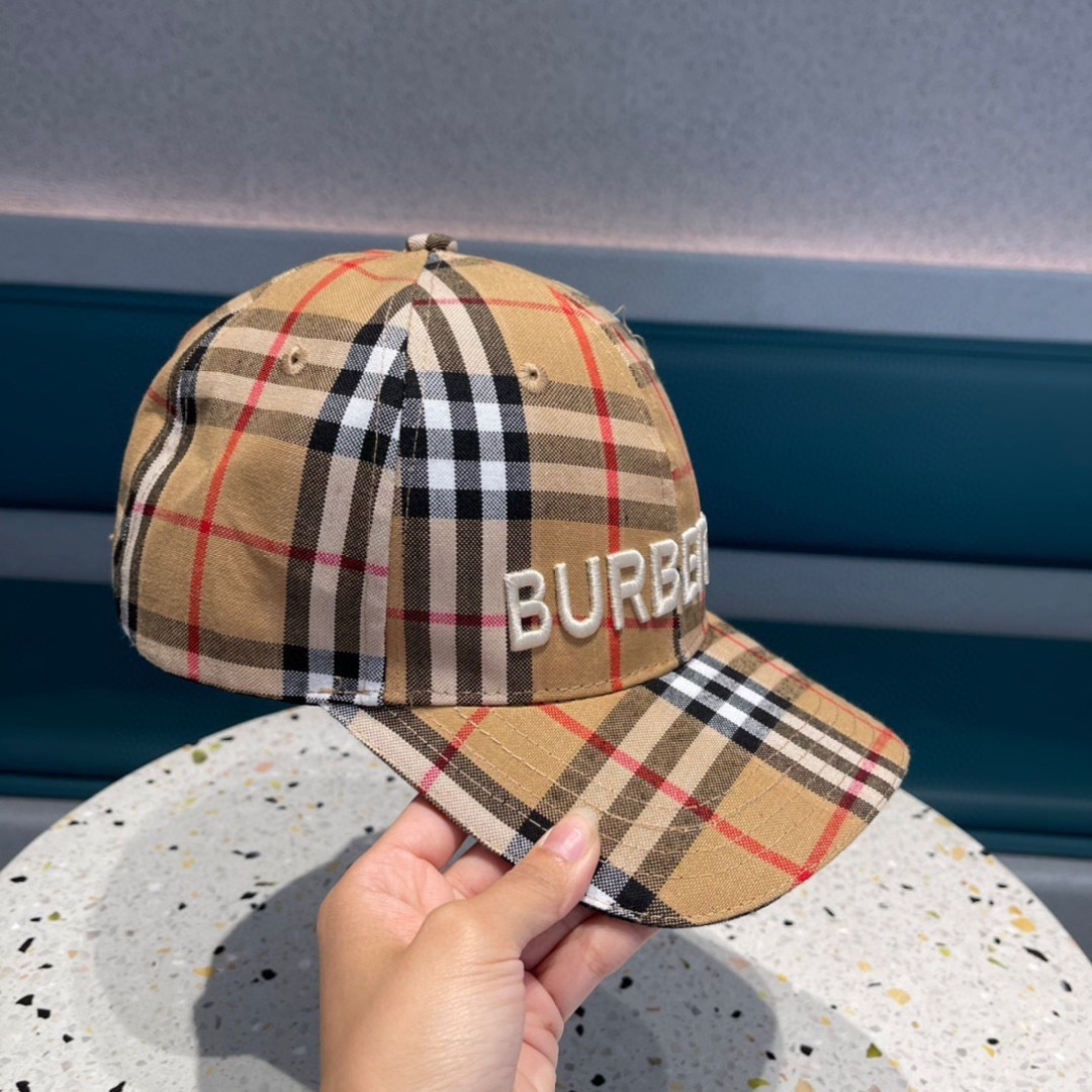 巴宝莉棒球帽🧢Burberry棒球帽♥️原单棒球帽🧢TB棒球帽，做工非常精致👍简约大气👈🏻👍休闲时尚👩潮