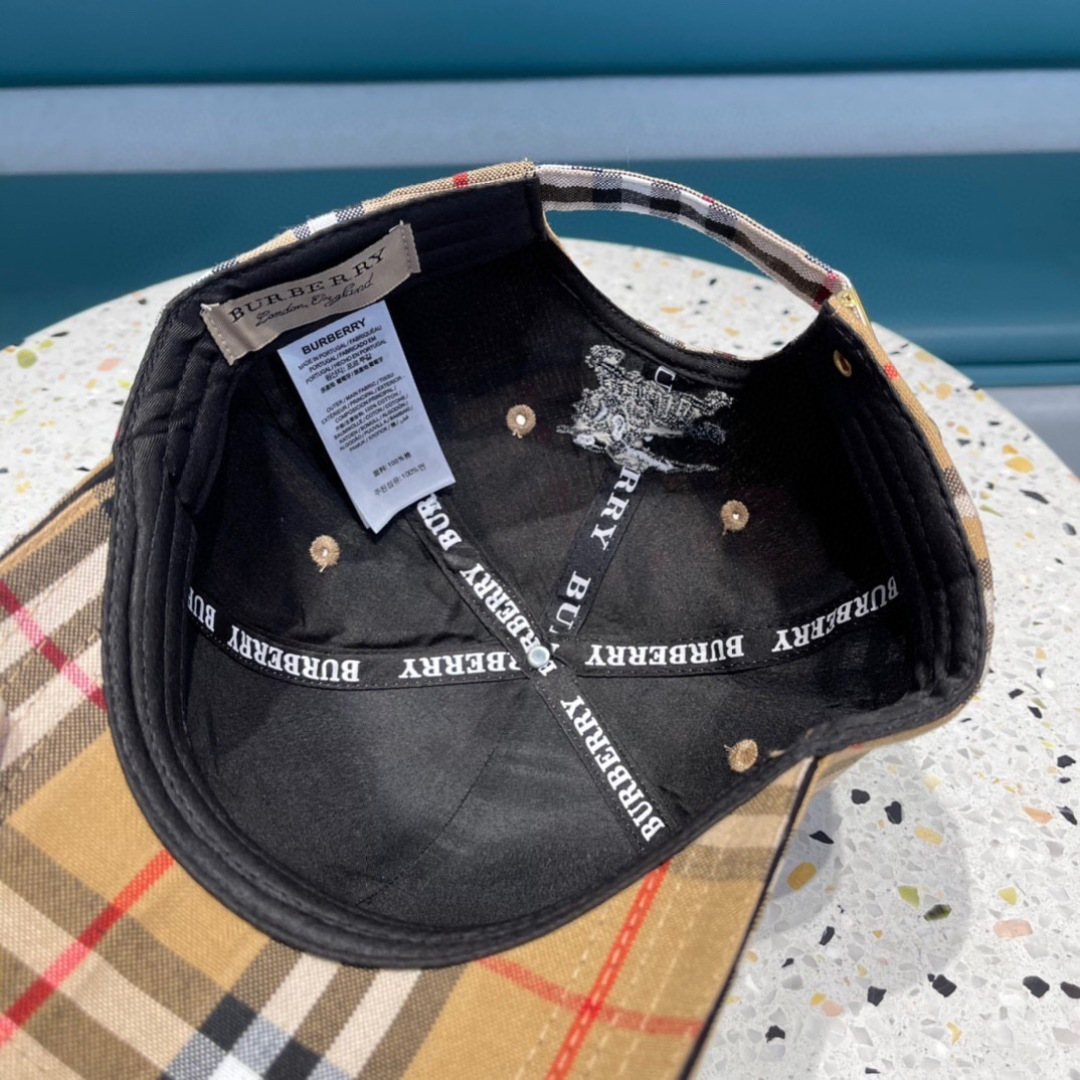 巴宝莉棒球帽🧢Burberry棒球帽♥️原单棒球帽🧢TB棒球帽，做工非常精致👍简约大气👈🏻👍休闲时尚👩潮