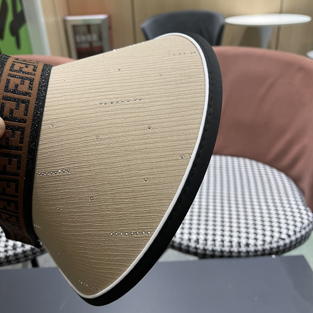  芬迪FENDI 春夏新款大帽檐空顶帽女夏季户外太阳帽网红无顶防晒
帽海边骑行遞阳帽