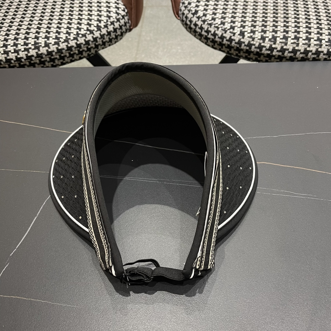 迪奥Dior新款女夏季闪亮水钻空顶遮阳帽百搭优雅出游发
箍帽防紫外线防晒帽