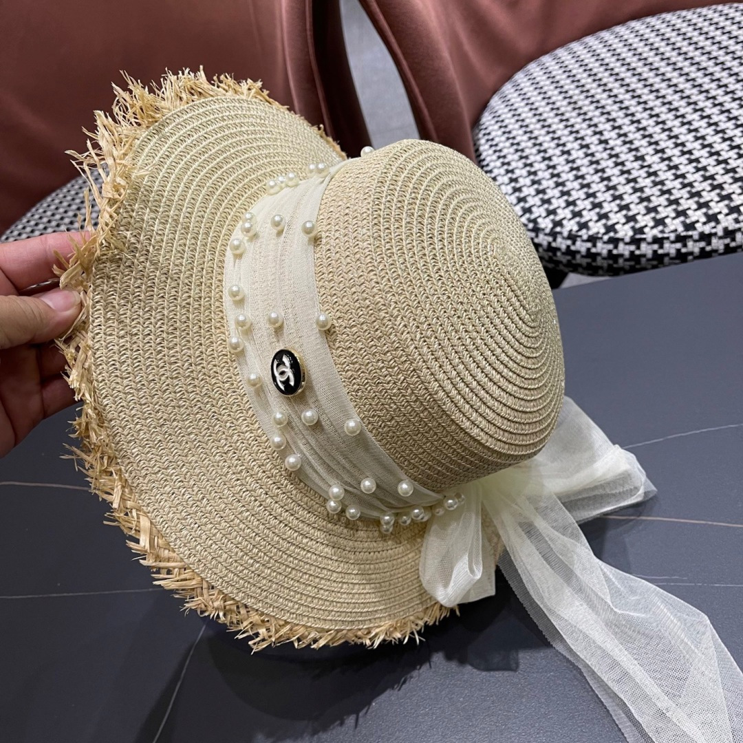  香奈儿Chanel 2025蝴蝶结草编帽子平顶珍珠毛边草帽女大帽檐夏季海
边沙滩遮阳防晒帽