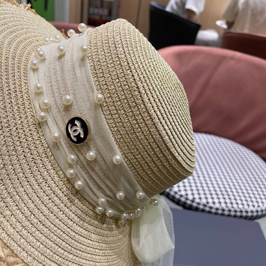  香奈儿Chanel 2025蝴蝶结草编帽子平顶珍珠毛边草帽女大帽檐夏季海
边沙滩遮阳防晒帽