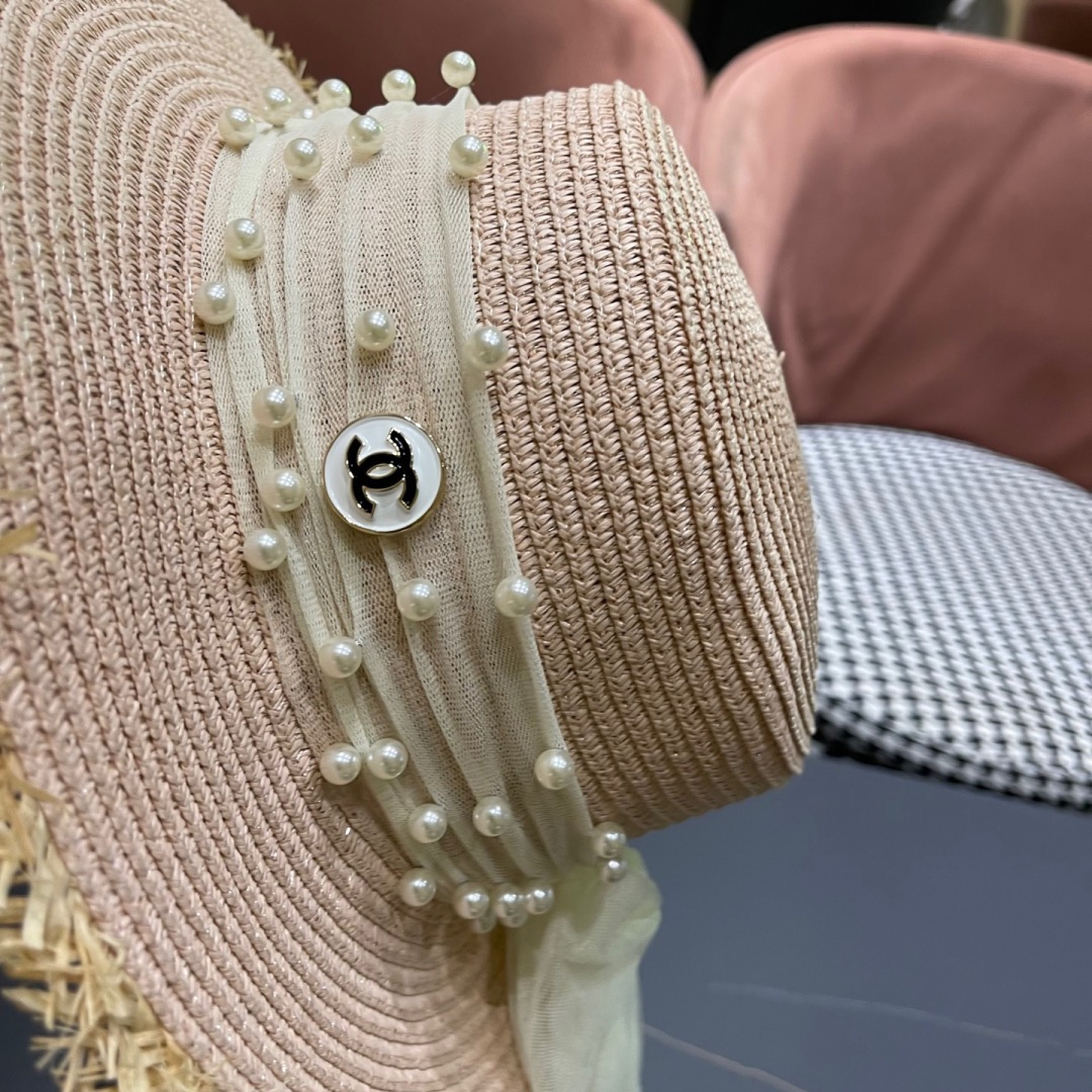  香奈儿Chanel 2025蝴蝶结草编帽子平顶珍珠毛边草帽女大帽檐夏季海
边沙滩遮阳防晒帽