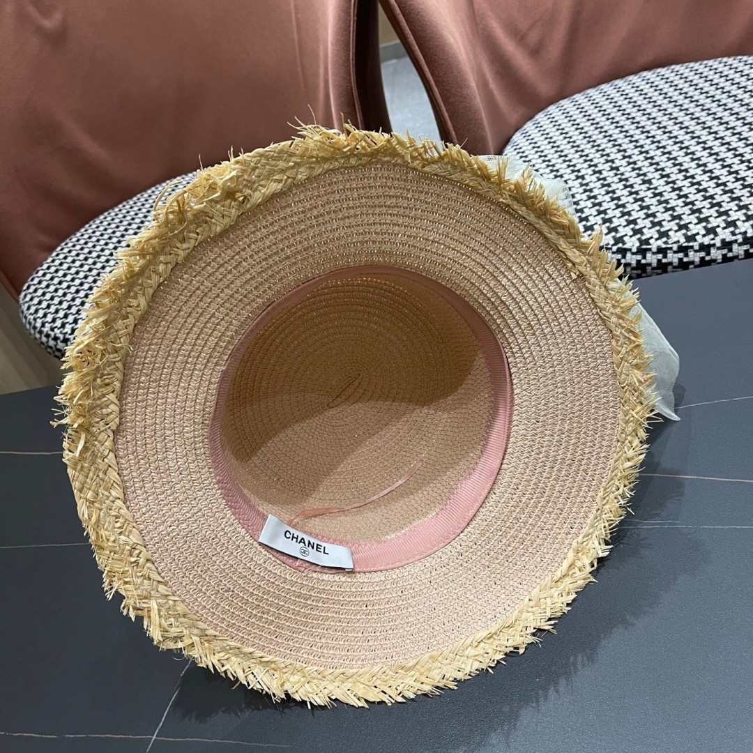  香奈儿Chanel 2025蝴蝶结草编帽子平顶珍珠毛边草帽女大帽檐夏季海
边沙滩遮阳防晒帽
