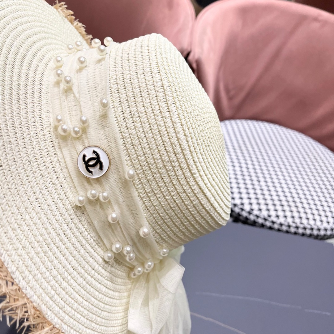  香奈儿Chanel 2025蝴蝶结草编帽子平顶珍珠毛边草帽女大帽檐夏季海
边沙滩遮阳防晒帽