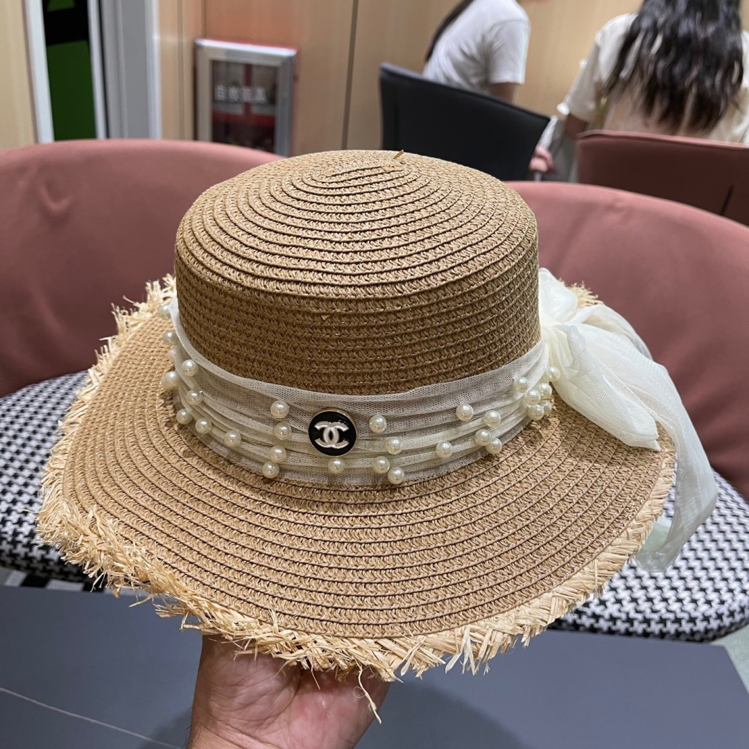  香奈儿Chanel 2025蝴蝶结草编帽子平顶珍珠毛边草帽女大帽檐夏季海
边沙滩遮阳防晒帽