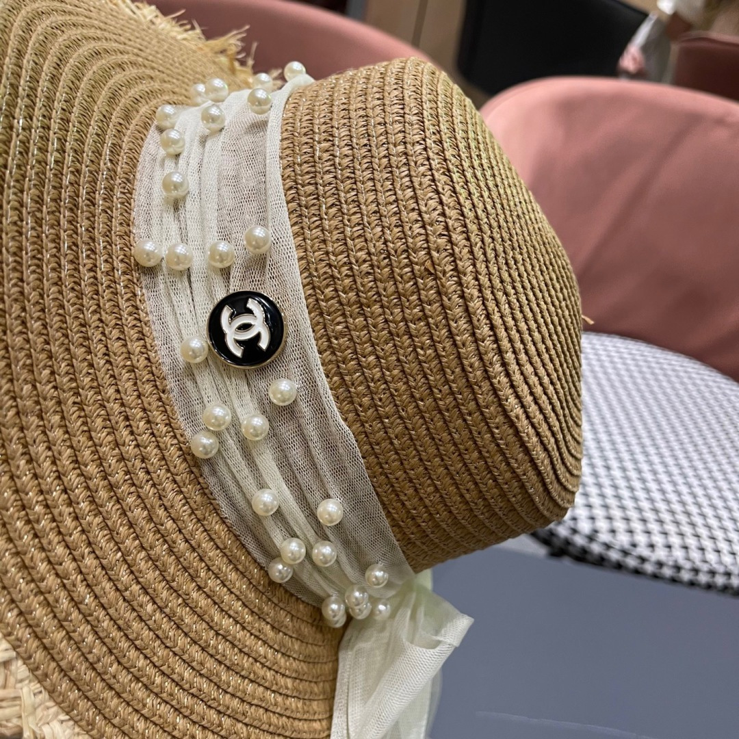  香奈儿Chanel 2025蝴蝶结草编帽子平顶珍珠毛边草帽女大帽檐夏季海
边沙滩遮阳防晒帽