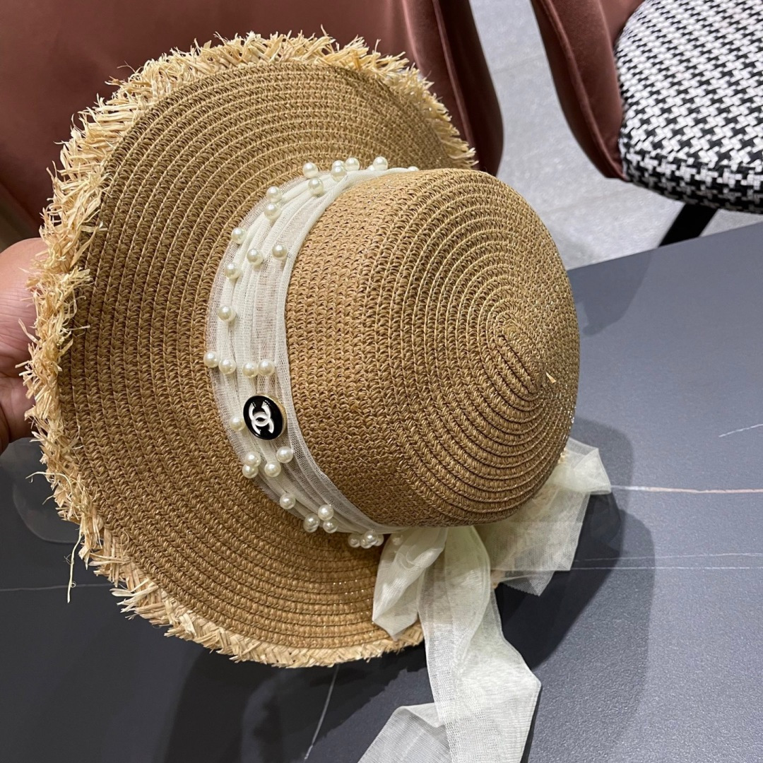  香奈儿Chanel 2025蝴蝶结草编帽子平顶珍珠毛边草帽女大帽檐夏季海
边沙滩遮阳防晒帽