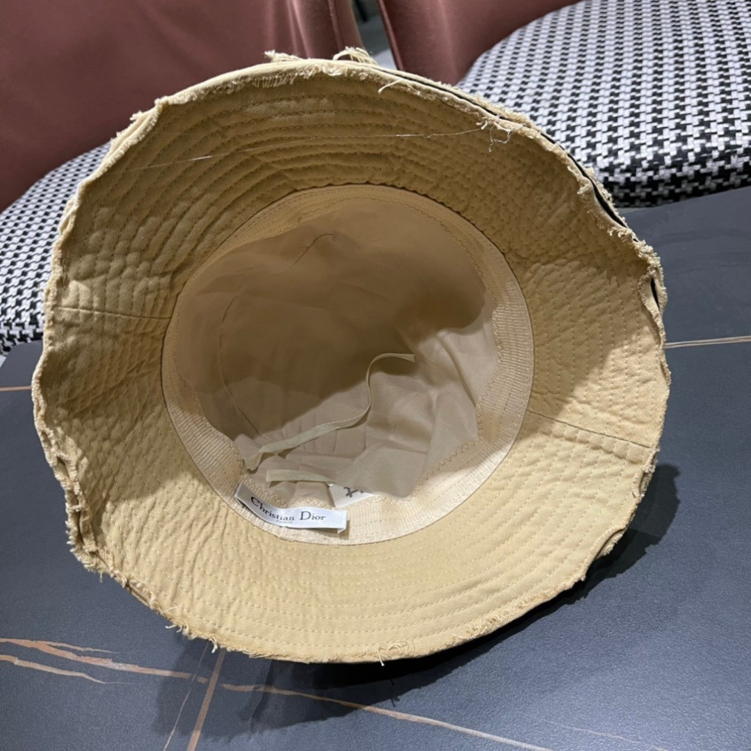  迪奥Dior最新2024早秋款渔夫帽，防晒指数超高，特别显脸小，有型不软塌，可随意折叠，携带方便🤗