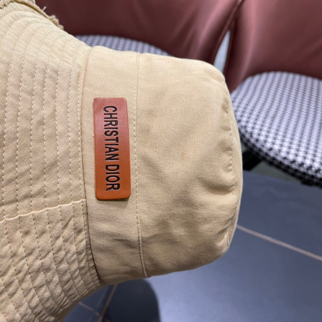  迪奥Dior最新2024早秋款渔夫帽，防晒指数超高，特别显脸小，有型不软塌，可随意折叠，携带方便🤗