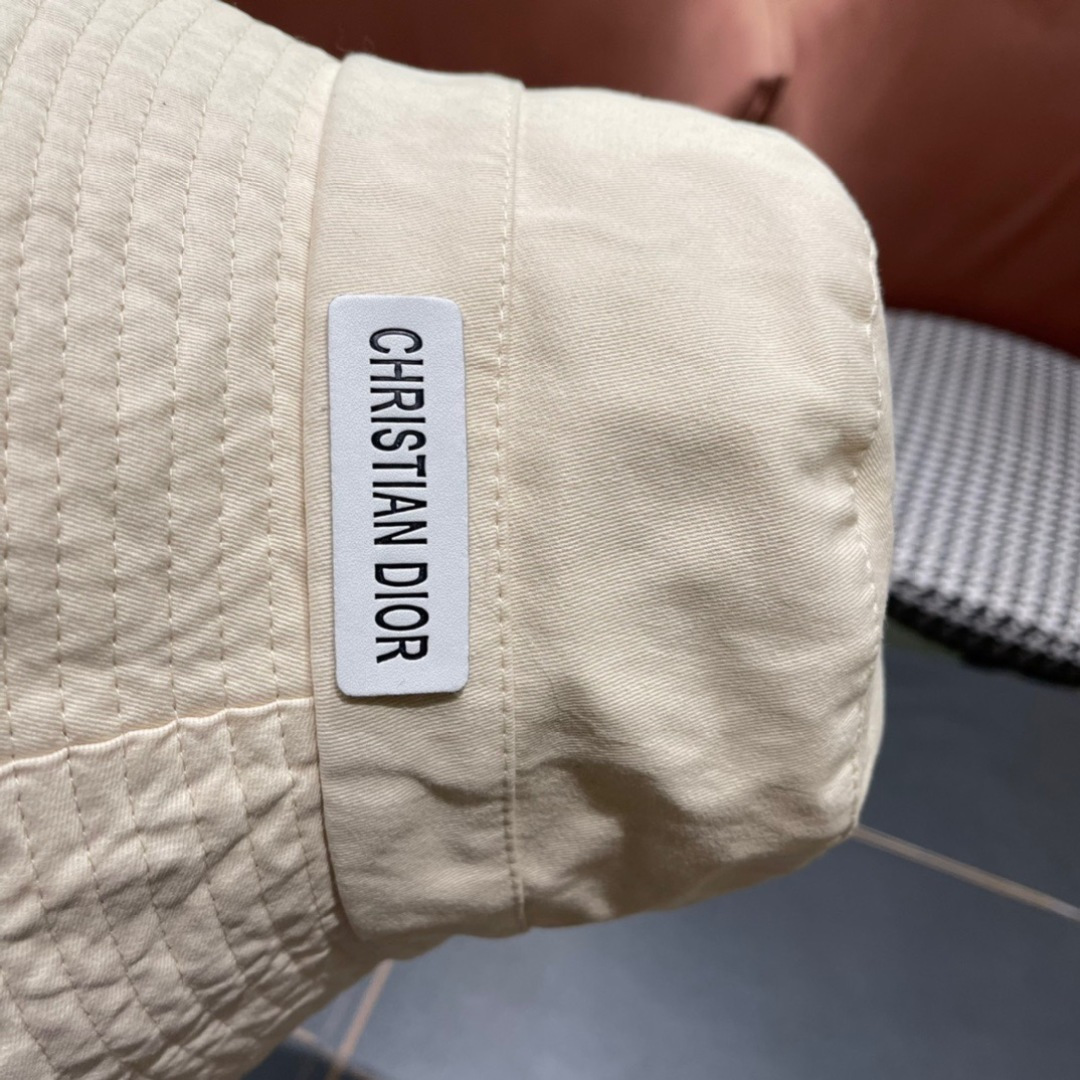  迪奥Dior最新2024早秋款渔夫帽，防晒指数超高，特别显脸小，有型不软塌，可随意折叠，携带方便🤗