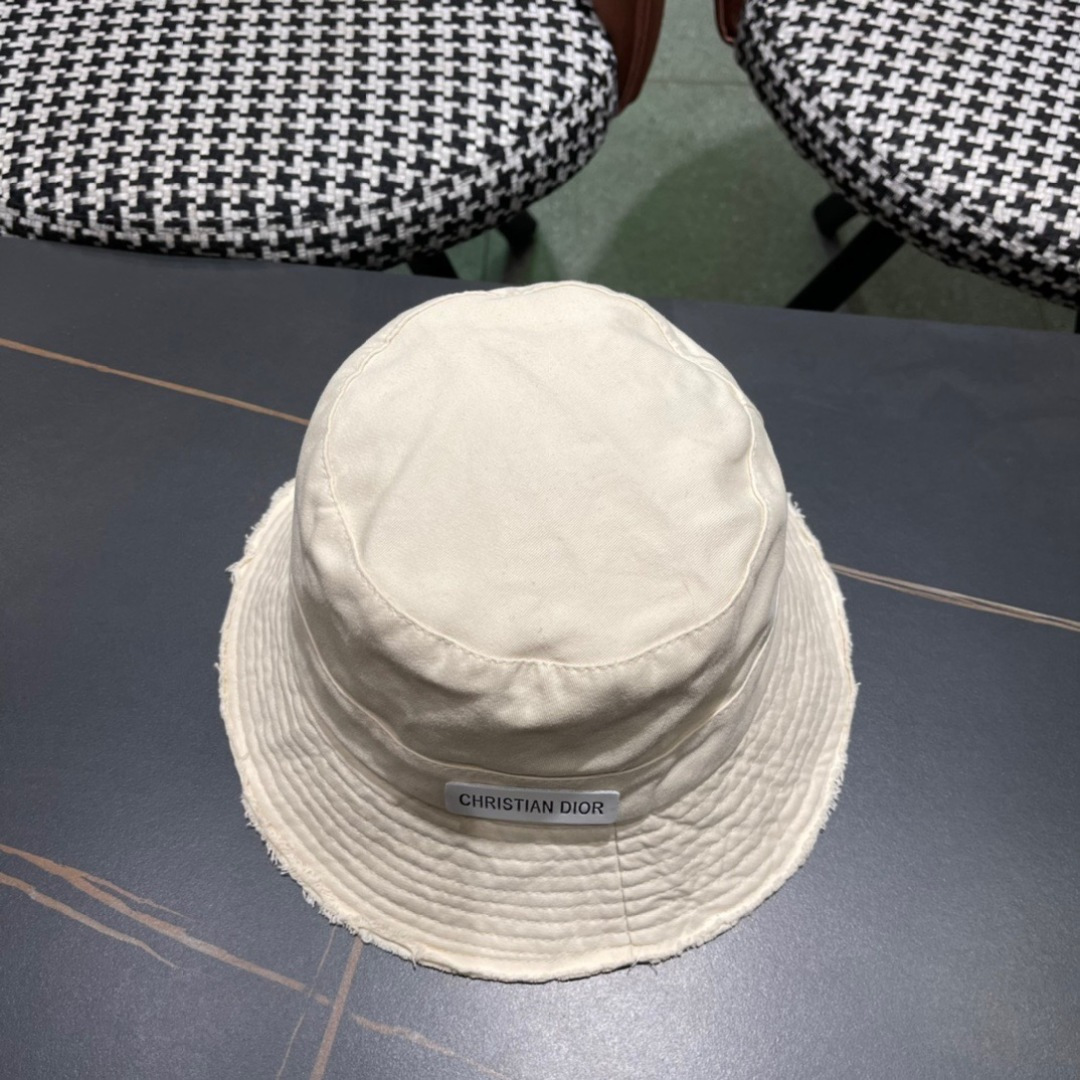  迪奥Dior最新2024早秋款渔夫帽，防晒指数超高，特别显脸小，有型不软塌，可随意折叠，携带方便🤗