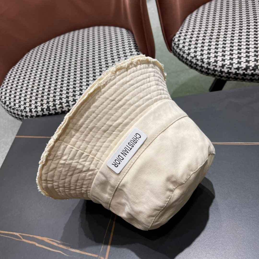  迪奥Dior最新2024早秋款渔夫帽，防晒指数超高，特别显脸小，有型不软塌，可随意折叠，携带方便🤗