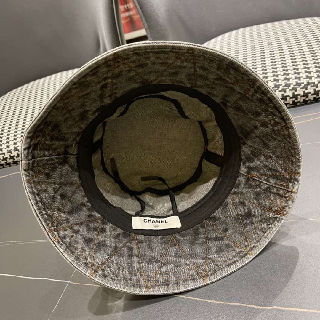 💛【CHANEL香奈儿】2025新款简约大牌牛仔渔夫帽🌈
遮阳百搭的一款～非常有质感