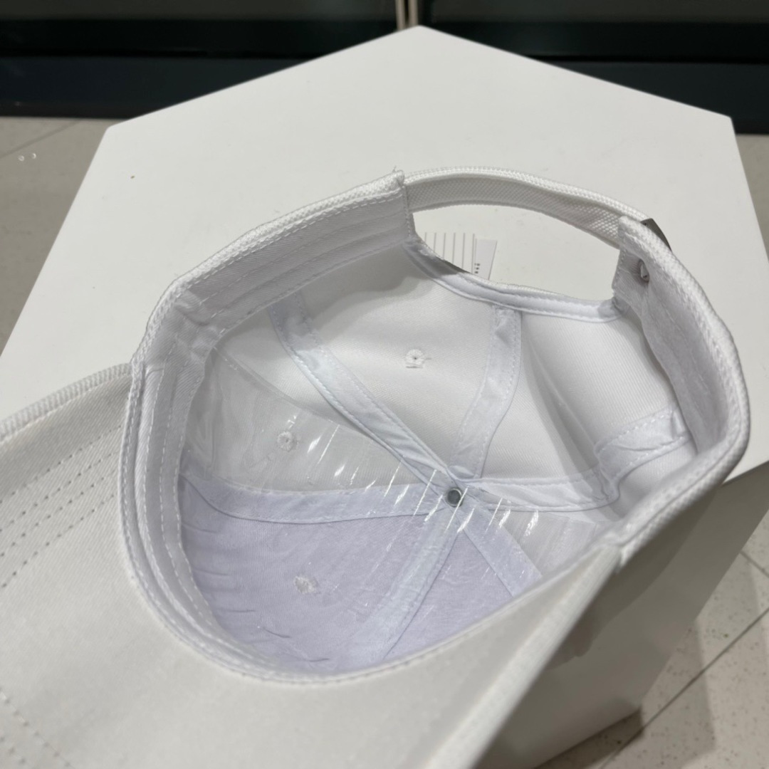 🧢Prada(普拉达)🧢经典原单棒球帽，普拉三角标达气质帽沿，可调节魔术贴片💢男女通用