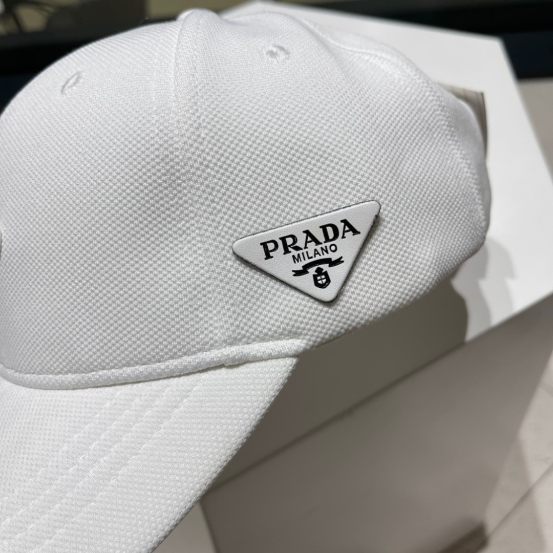 🧢Prada(普拉达)🧢经典原单棒球帽，普拉三角标达气质帽沿，可调节魔术贴片💢男女通用