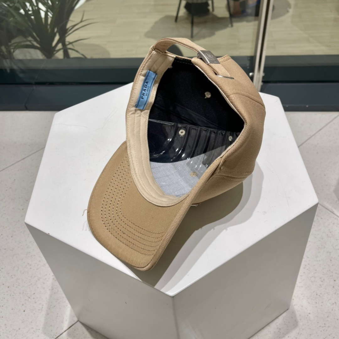 🧢Prada(普拉达)🧢经典原单棒球帽，普拉三角标达气质帽沿，可调节魔术贴片💢男女通用