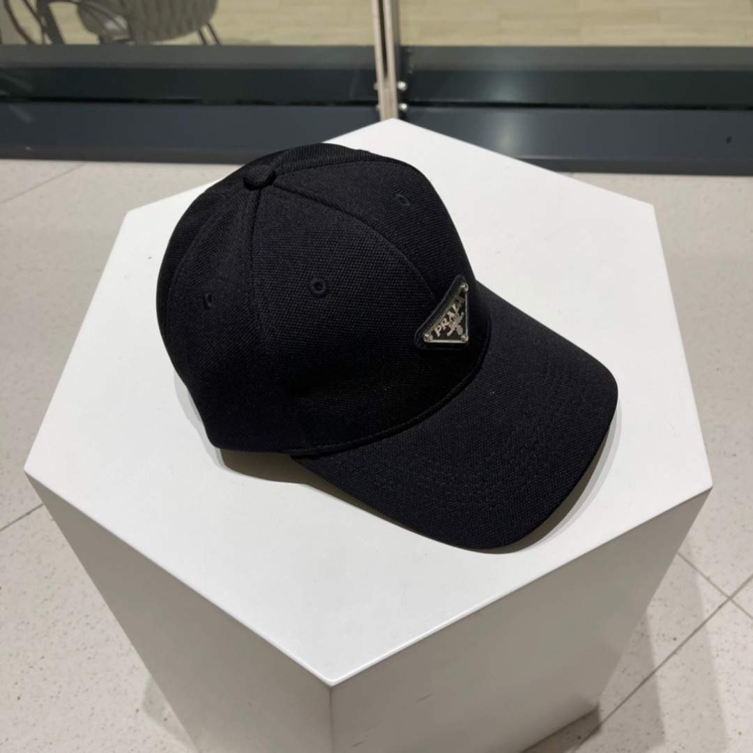 🧢Prada(普拉达)🧢经典原单棒球帽，普拉三角标达气质帽沿，可调节魔术贴片💢男女通用