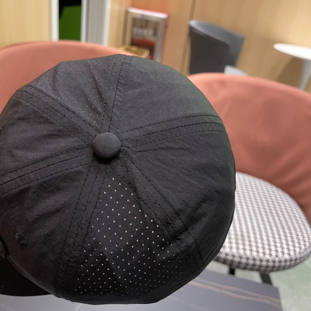  Prada普拉达 2025早春新款超薄透气款棒球帽，经典款男女通用