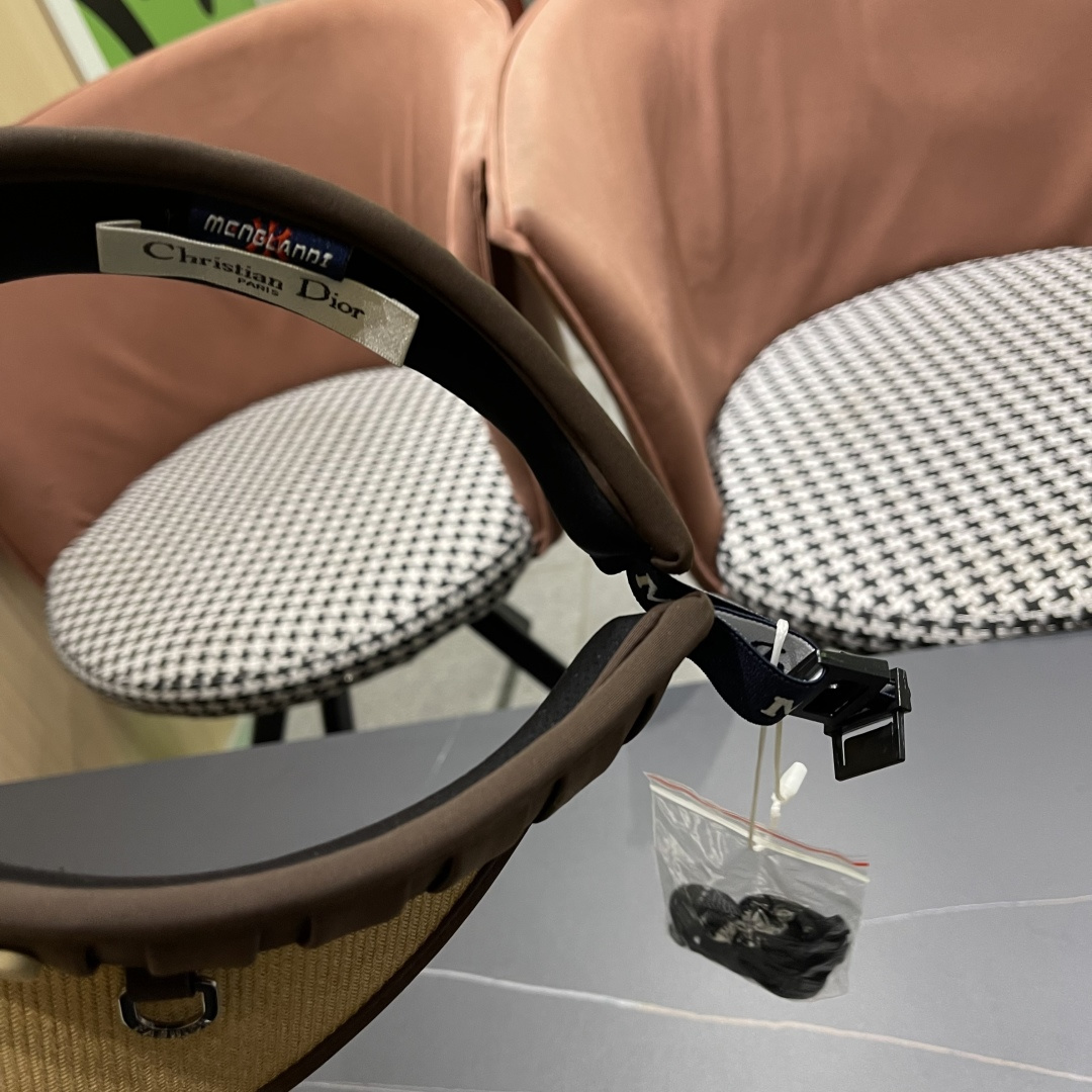  迪奥Dior新款大帽檐防晒帽空顶草帽遮阳帽女春夏防
紫外线太阳帽沙滩帽 回购率100%