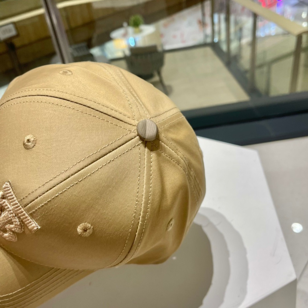   Burberry（巴宝莉）原单棒球帽  专柜热卖款纯棉内里，轻盈透气。完美版型，对格精准无误，原厂品