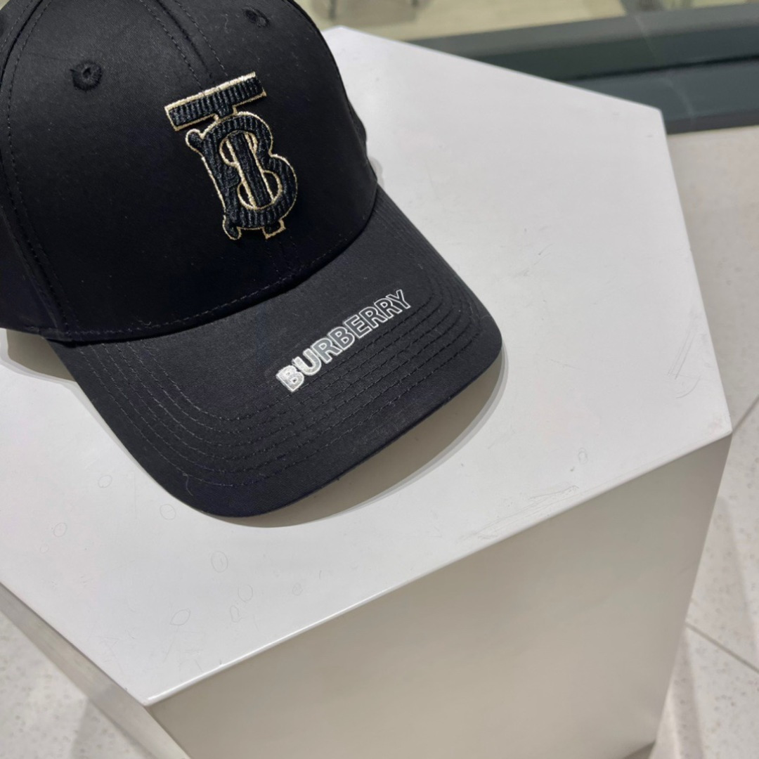   Burberry（巴宝莉）原单棒球帽  专柜热卖款纯棉内里，轻盈透气。完美版型，对格精准无误，原厂品