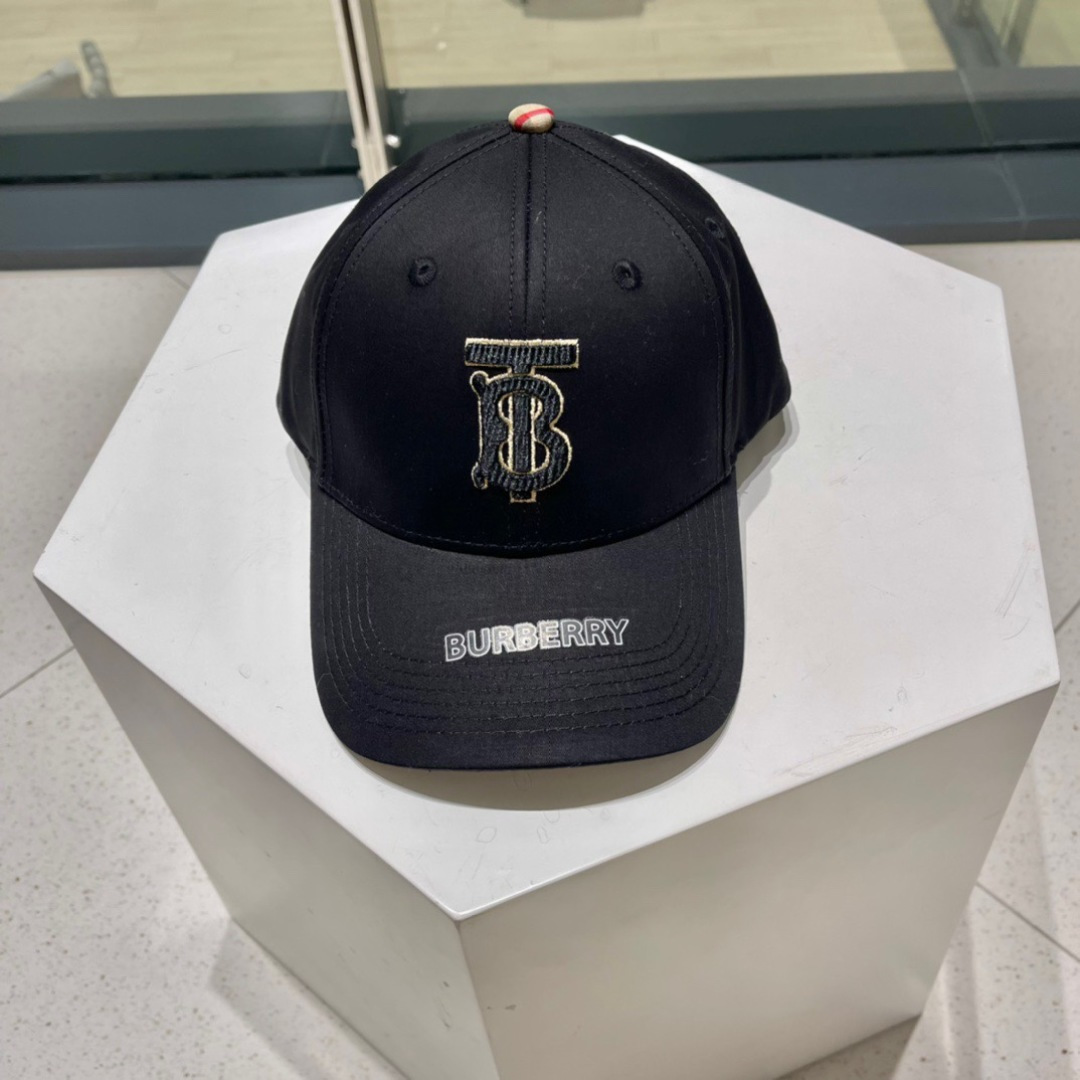   Burberry（巴宝莉）原单棒球帽  专柜热卖款纯棉内里，轻盈透气。完美版型，对格精准无误，原厂品